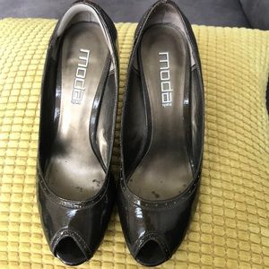 Patent leather peep toe shoes